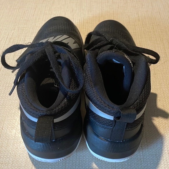 Nike basketball shoes size 4.5 youth - Picture 7 of 8